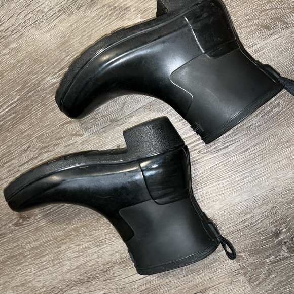 Hunter Classic Black Waterproof Boots (women's 5.5 or 6 size not clear) - Picture 2 of 5